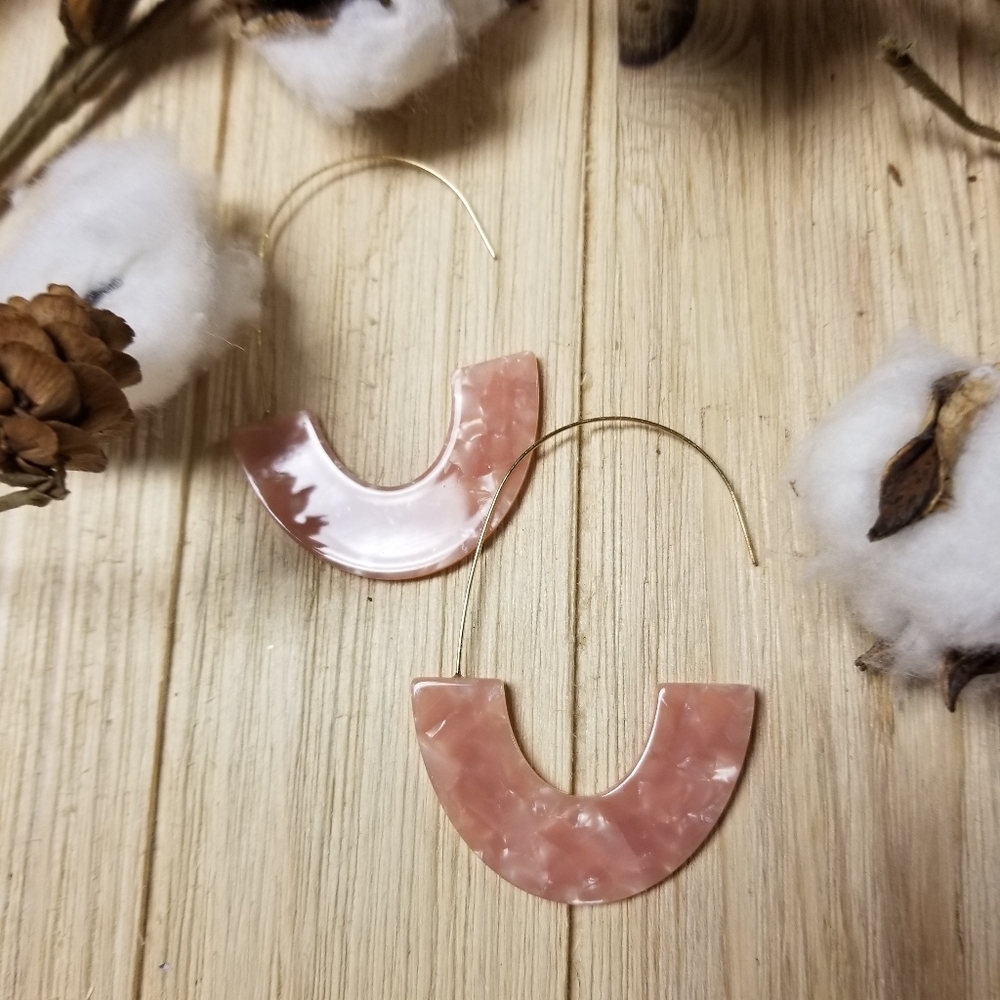 Beautiful crushed PINK shell hook earrings - Picture 5 of 7